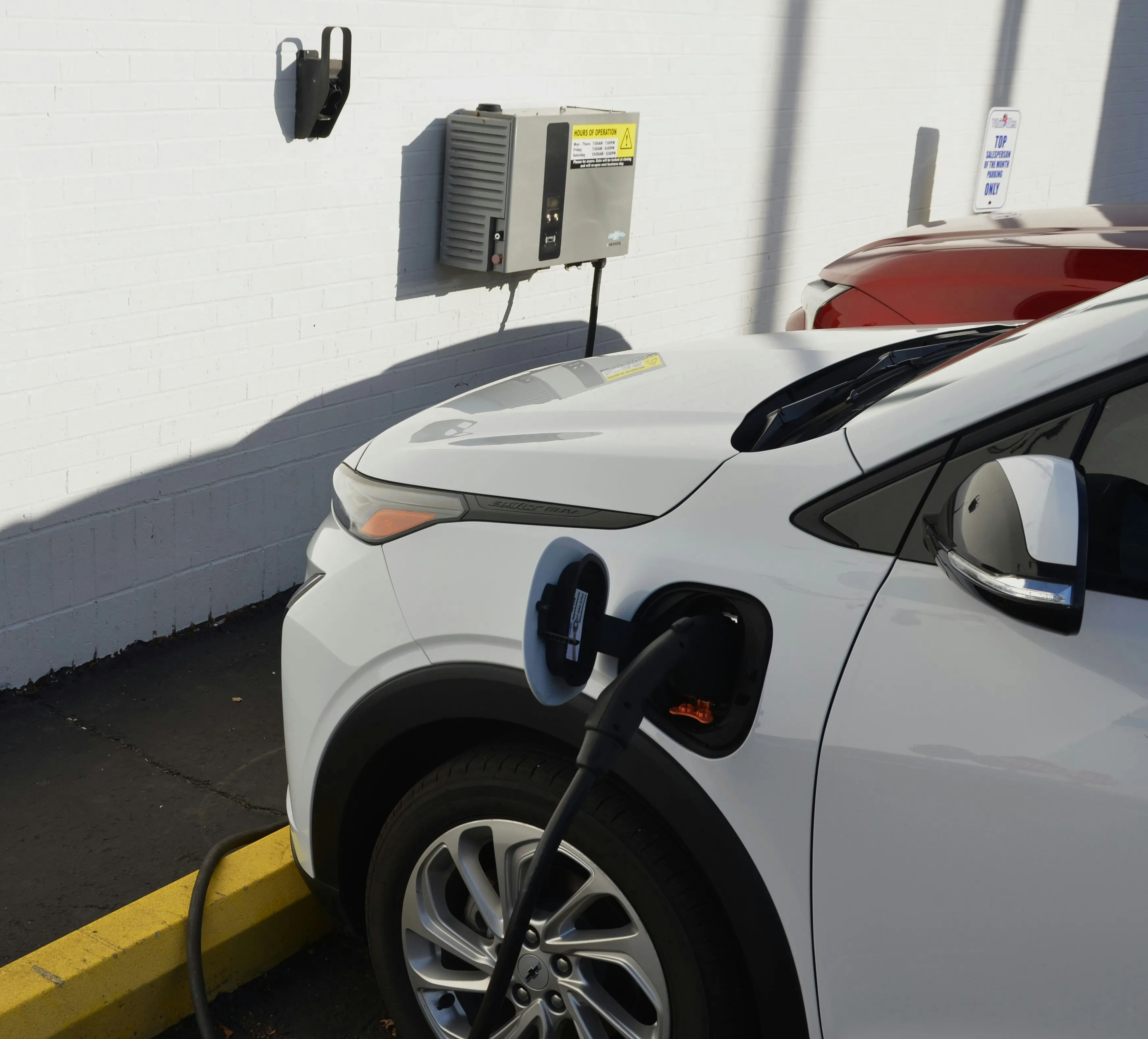 Instalación de puntos de recarga para empresas y parkings en Tenerife Cargador para coche eléctrico en parking privado