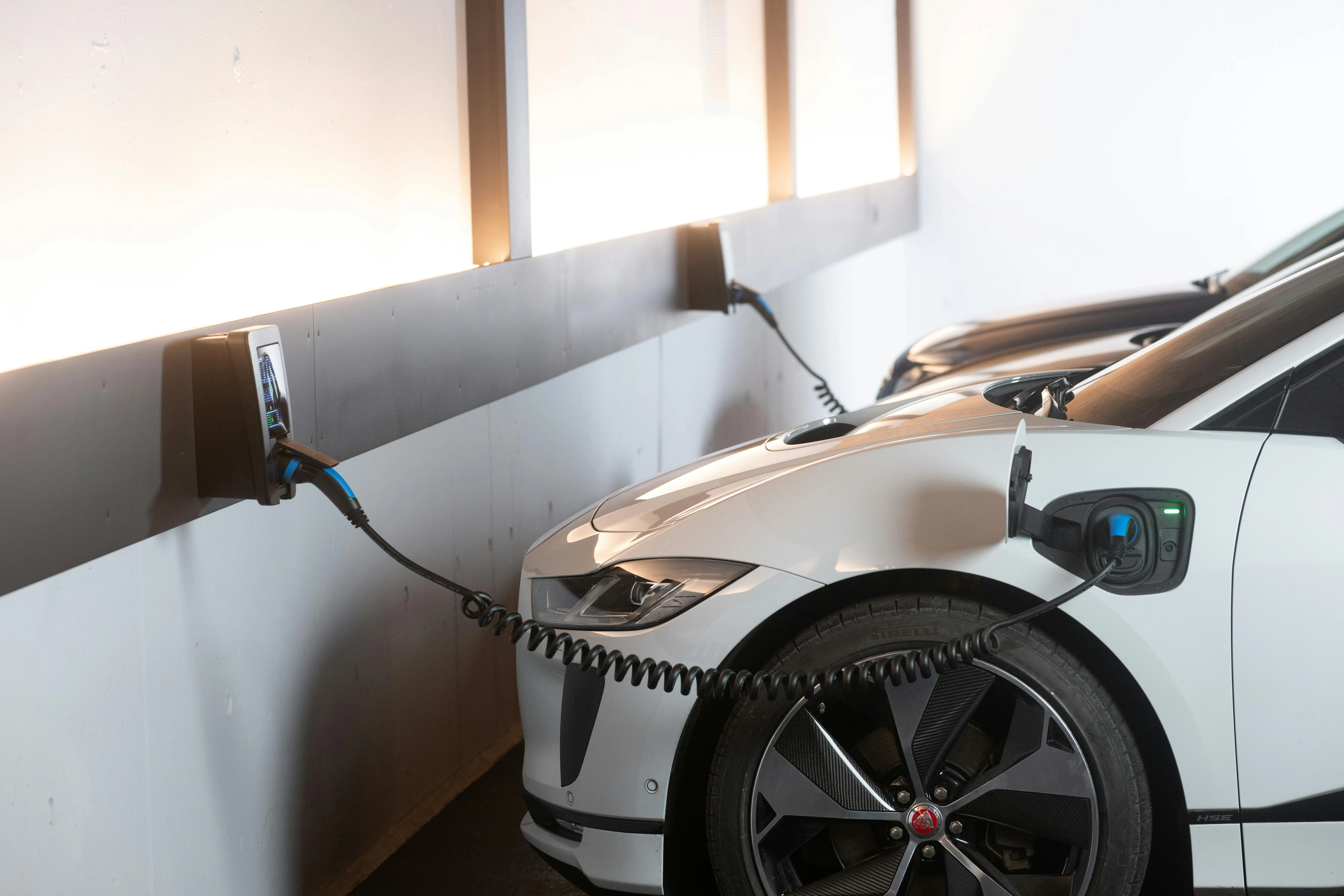 Instalación de punto de recarga en garaje privado Coche eléctrico cargando en garaje privado en Tenerife