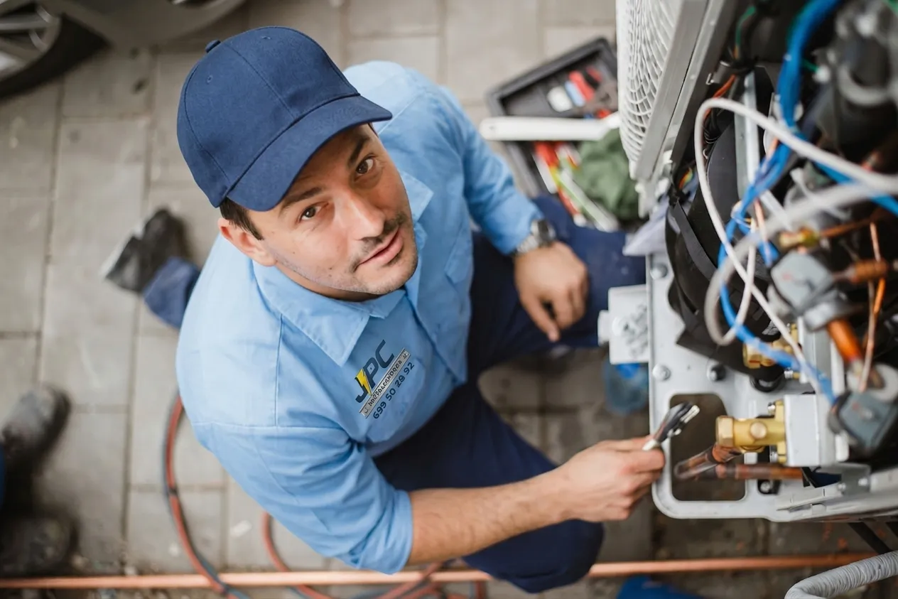 Proceso de mantenimiento y reparación de aire acondicionado Proceso de mantenimiento de aire acondicionado en vivienda de Tenerife