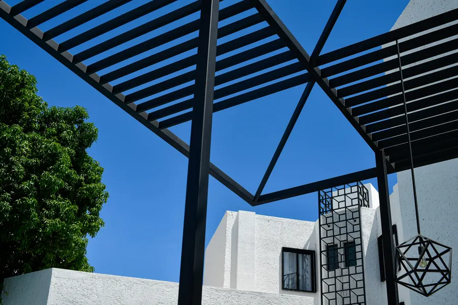 Steel metal structure for an exterior roof covering
