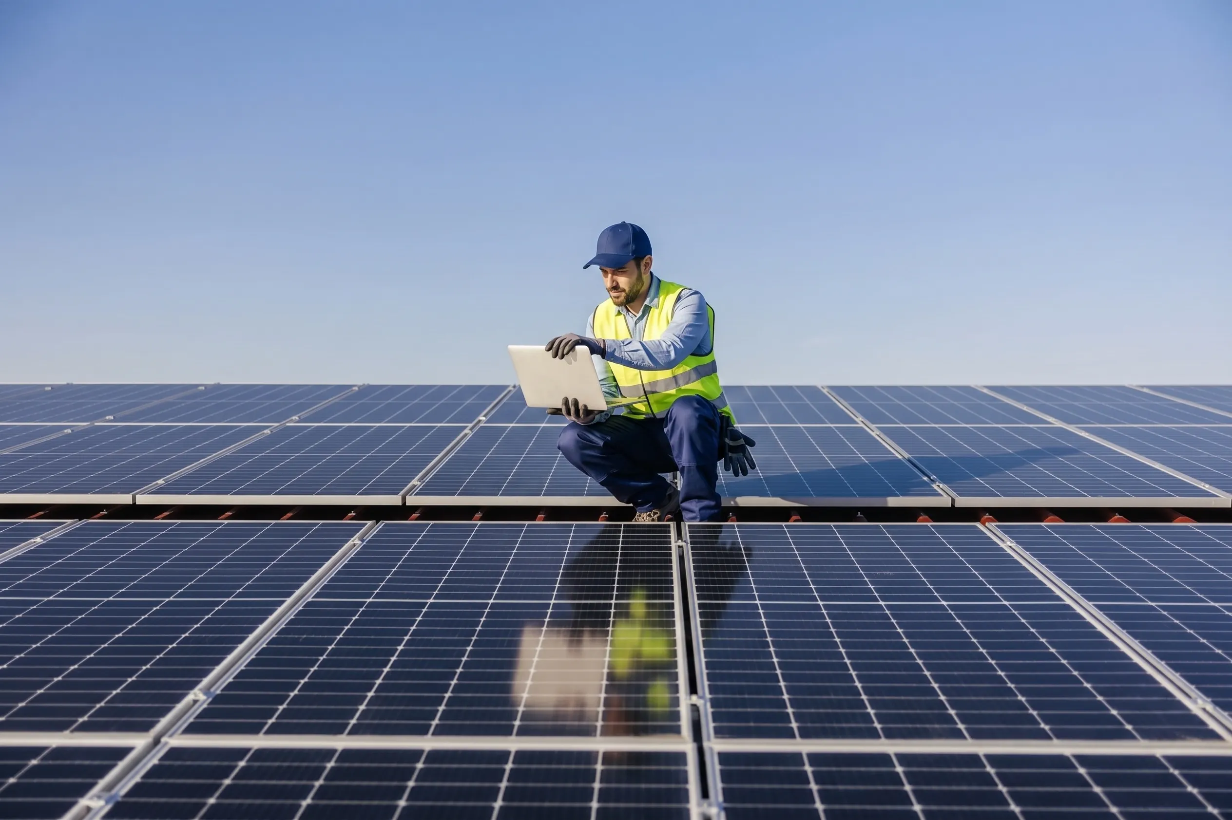 Técnico revisando instalación fotovoltaica para estudio de consumo