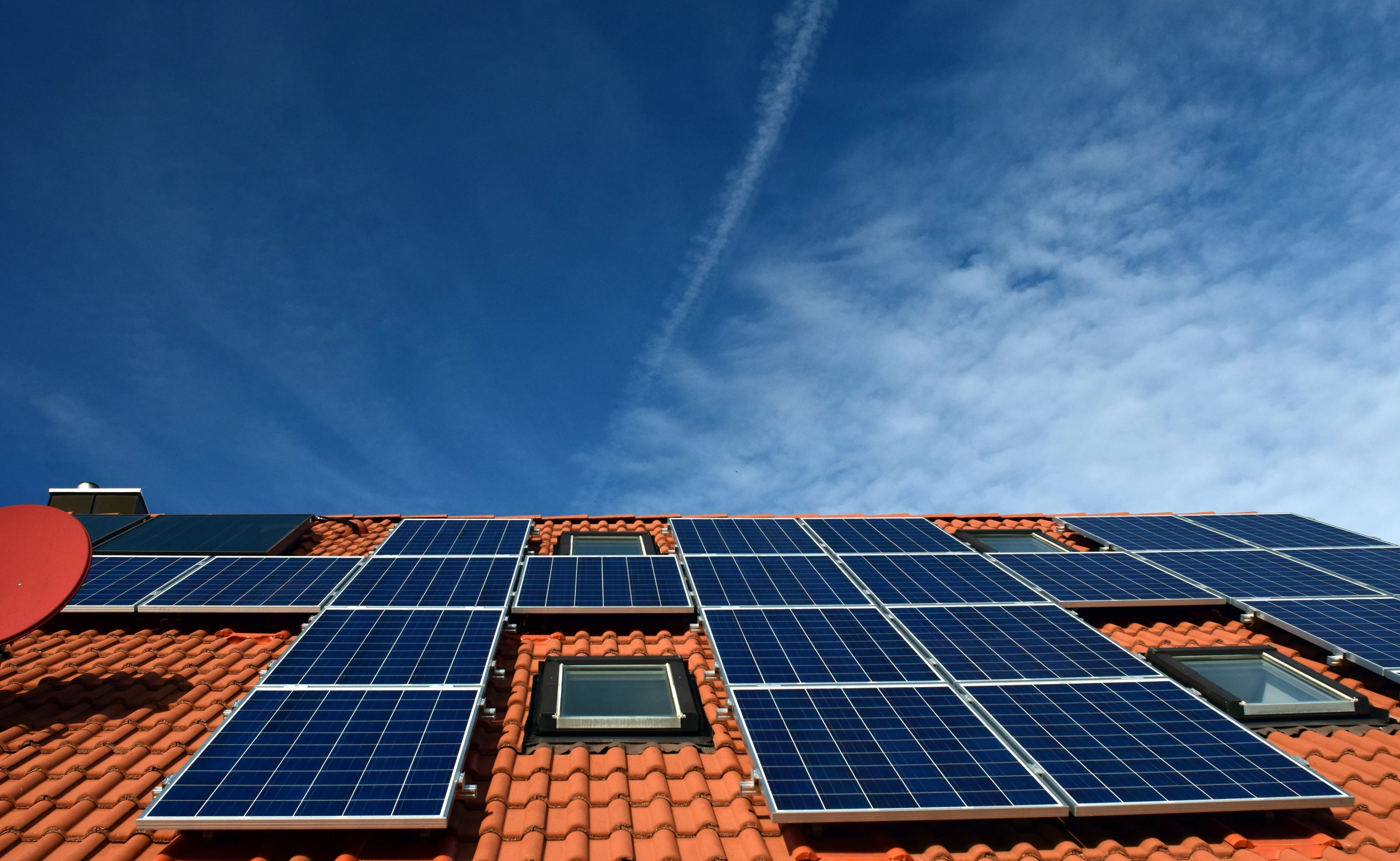 Placas solares en vivienda para reducir la factura eléctrica