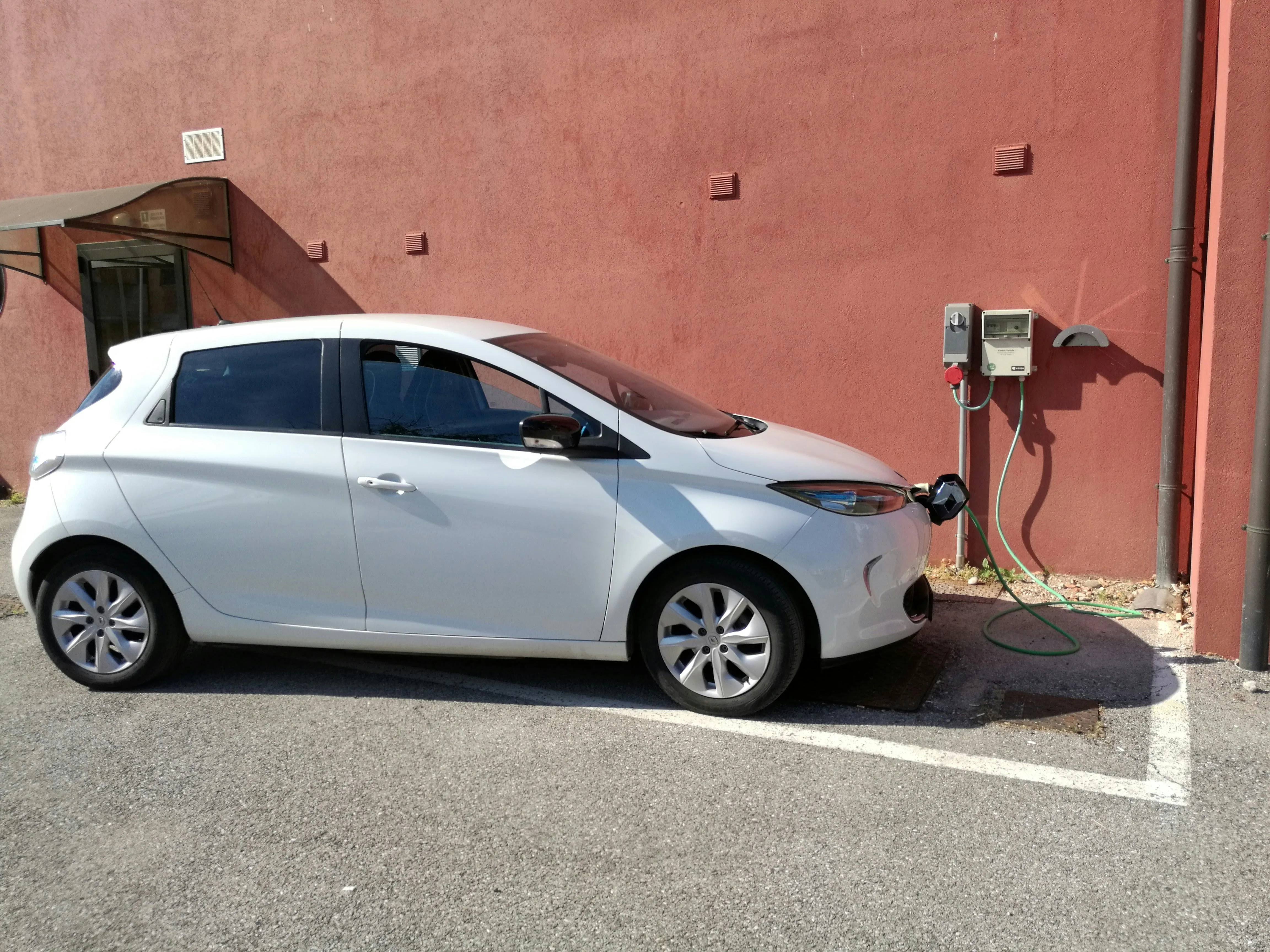 Instalación de punto de recarga exterior en Tenerife Punto de recarga para coche eléctrico en zona exterior