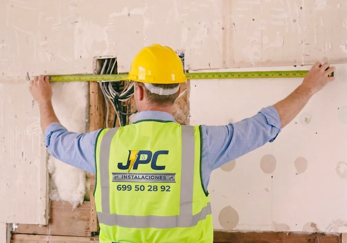 Certificado energético en Tenerife con visita técnica incluida Técnico realizando mediciones para certificado energético en una vivienda de Tenerife